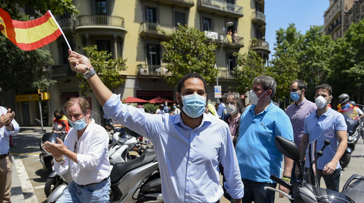 Un diputado de Vox, en la manifestación convocada por el partido de Santiago Abascal en Barcelona