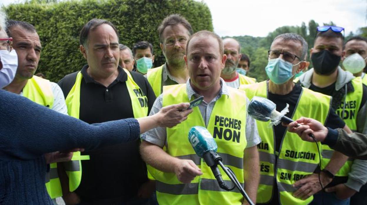 Trabajadores de Alcoa tras la reunión con la multinacional