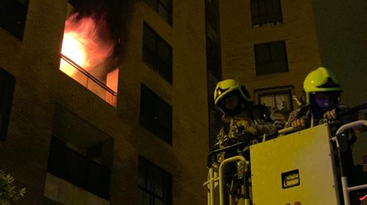 Las llamas salían al exterior desde una de las habitaciones de la vivienda siniestrada