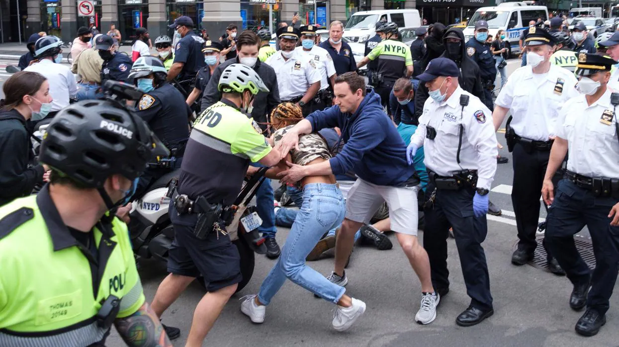 La Policía de Nueva York arresta a una persona durante una protesta por la muerte de George Floyd