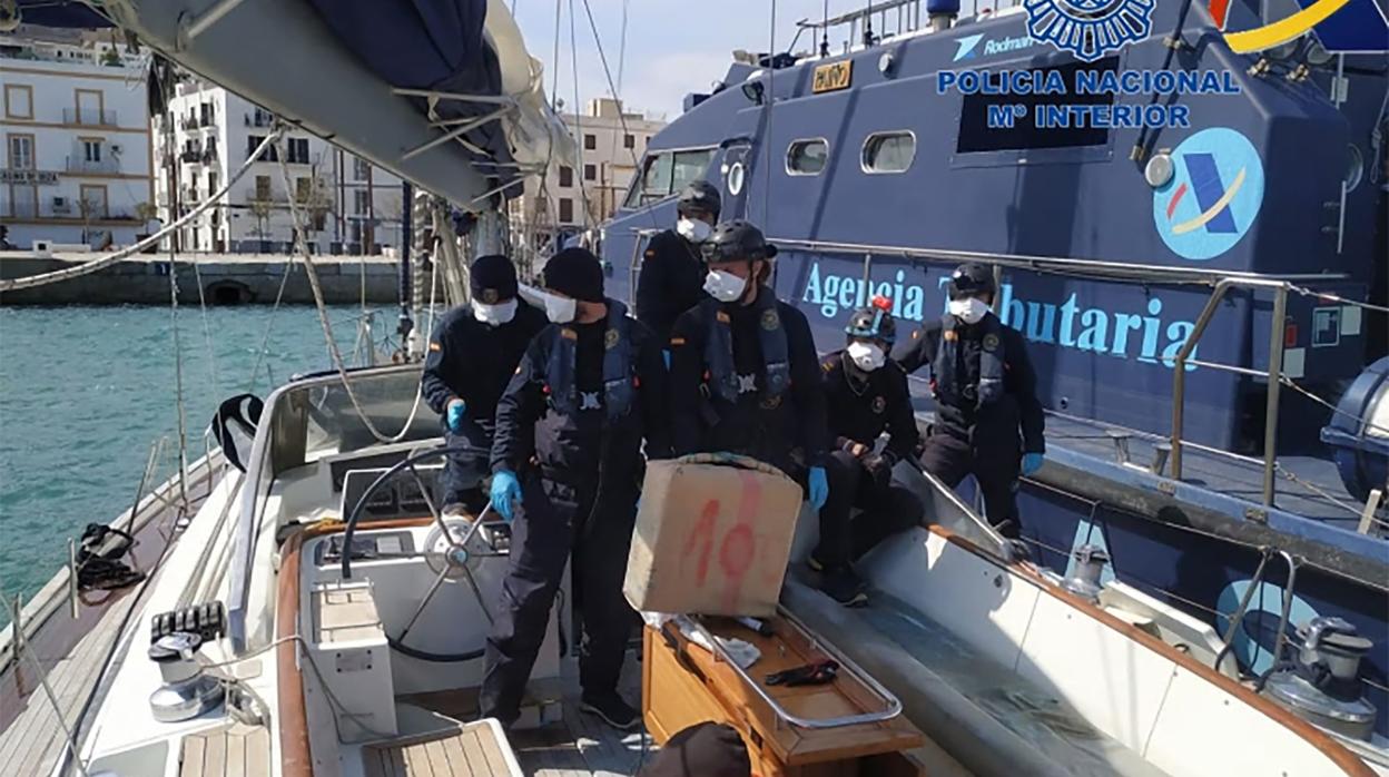 Agentes de la Policía Nacional intervienen un velero con cuatro toneladas de hachís en el puerto de Ibiza en marzo