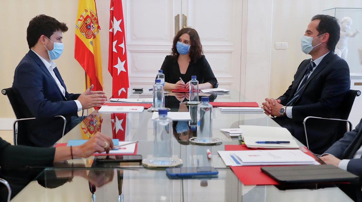 La presidenta Díaz Ayuso y el vicepresidente Aguado, junto al portavoz de Más Madrid Pablo Gómez Perpinyá