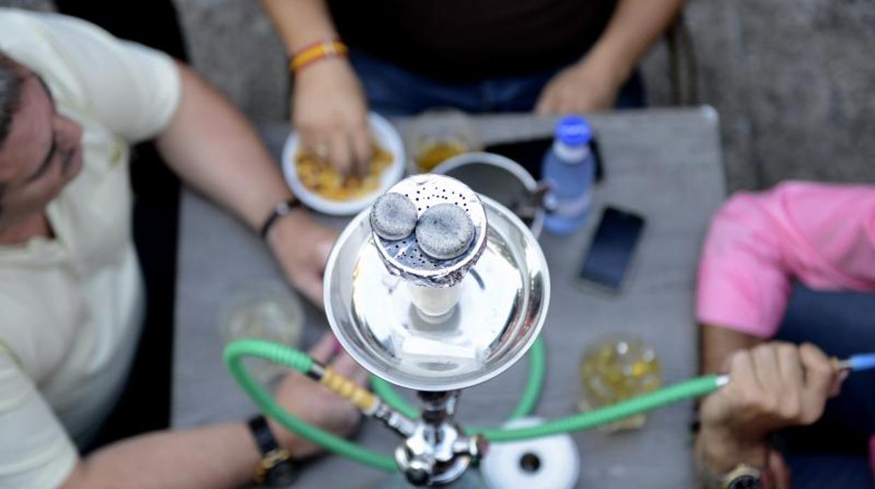 Pipa de agua o cachimba utilizada en un bar para fumar