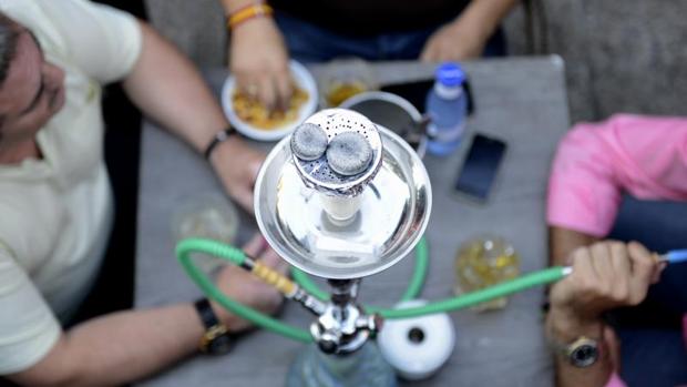 Alicante fase 2: la Policía multa por fumar en cachimba al ponerse de moda en los bares