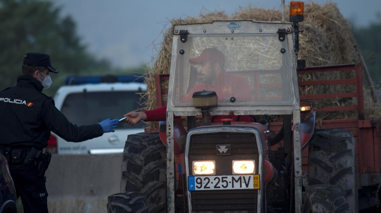 Un tractor portugués cruza la frontera hispano-lusa en Calvos de Randín (Orense)