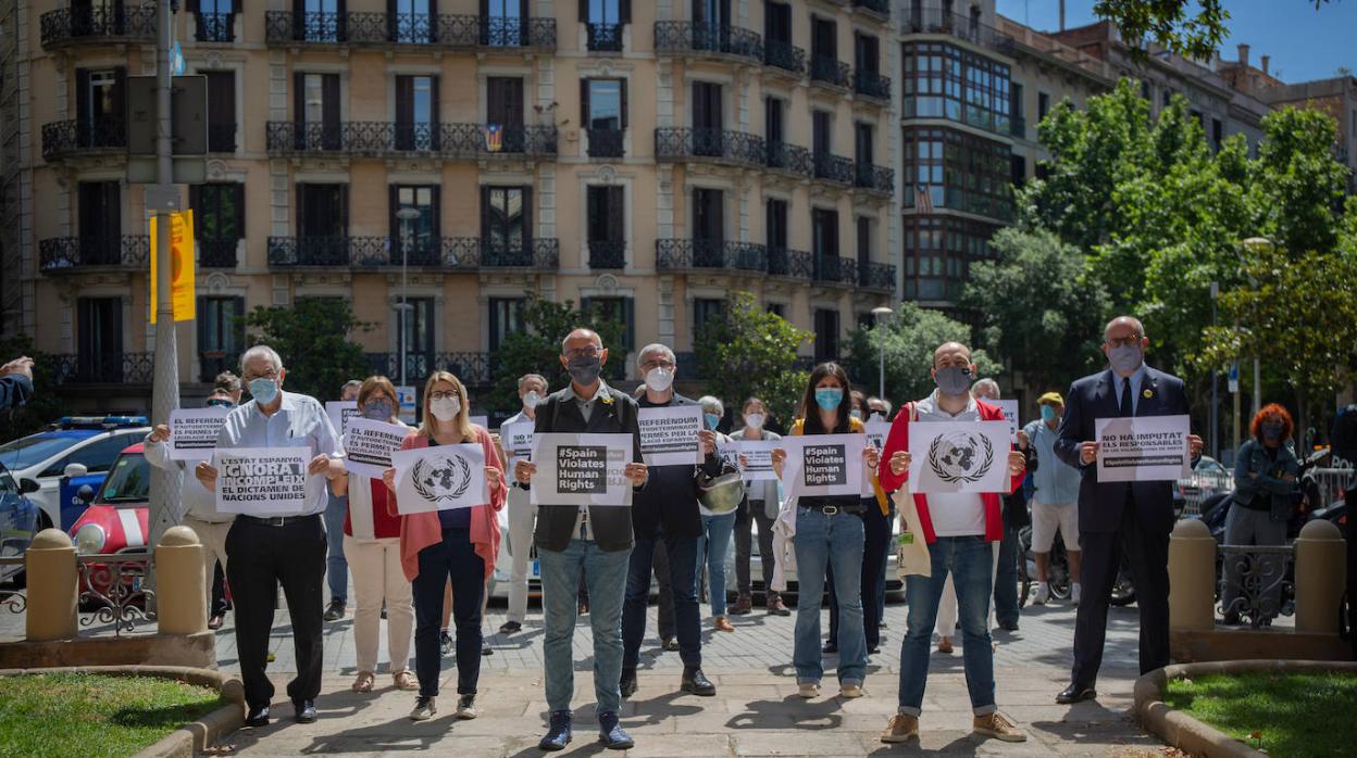 Una veintena de independentistas se han concentrado frente a la Delegación del Gobierno