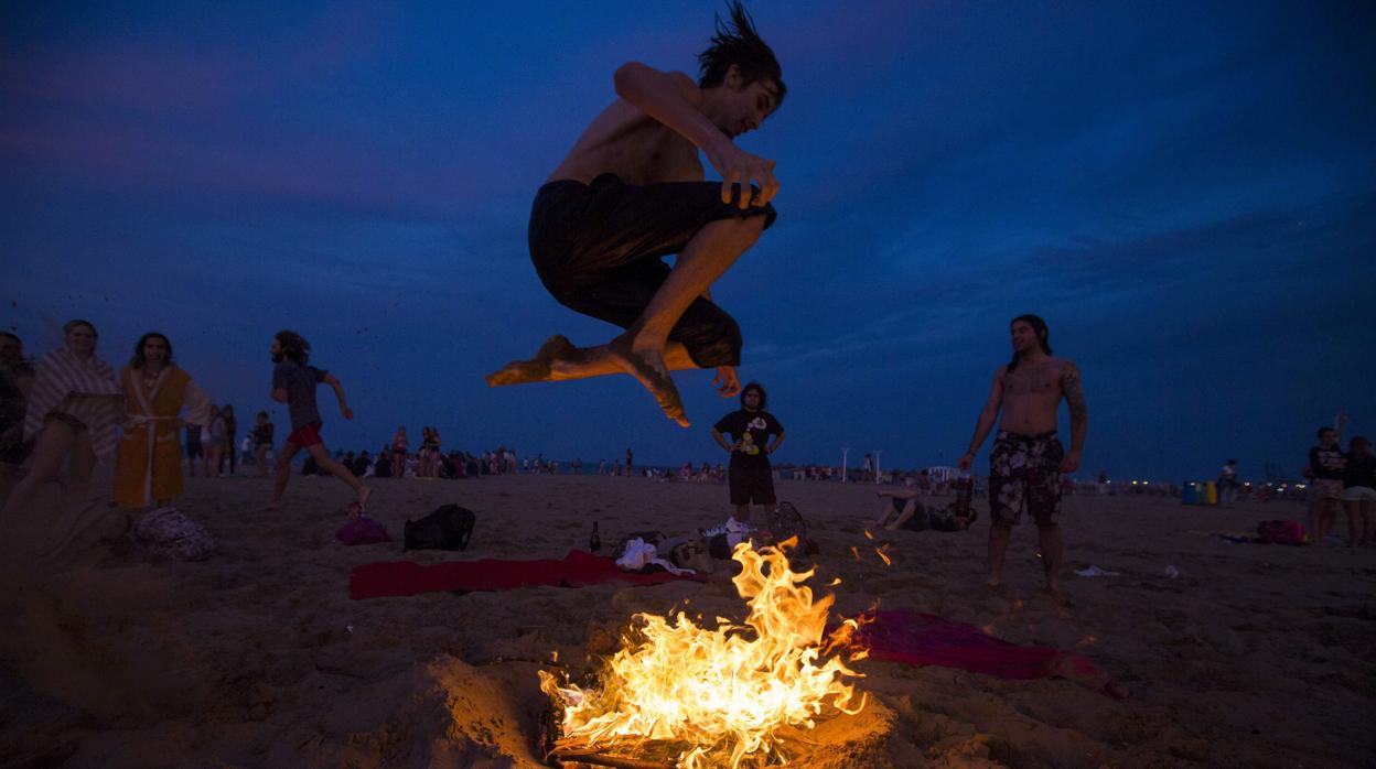 Imagen de archivo de un joven saltando una hoguera durante la Noche de San Juan en Valencia