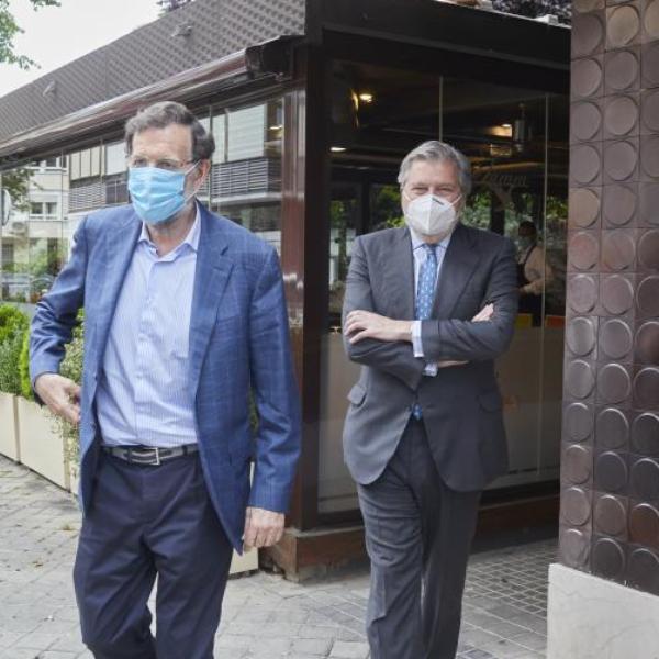 Mariano Rajoy, seguido por Íñigo Méndez de Vigo al abandonar el restaurante