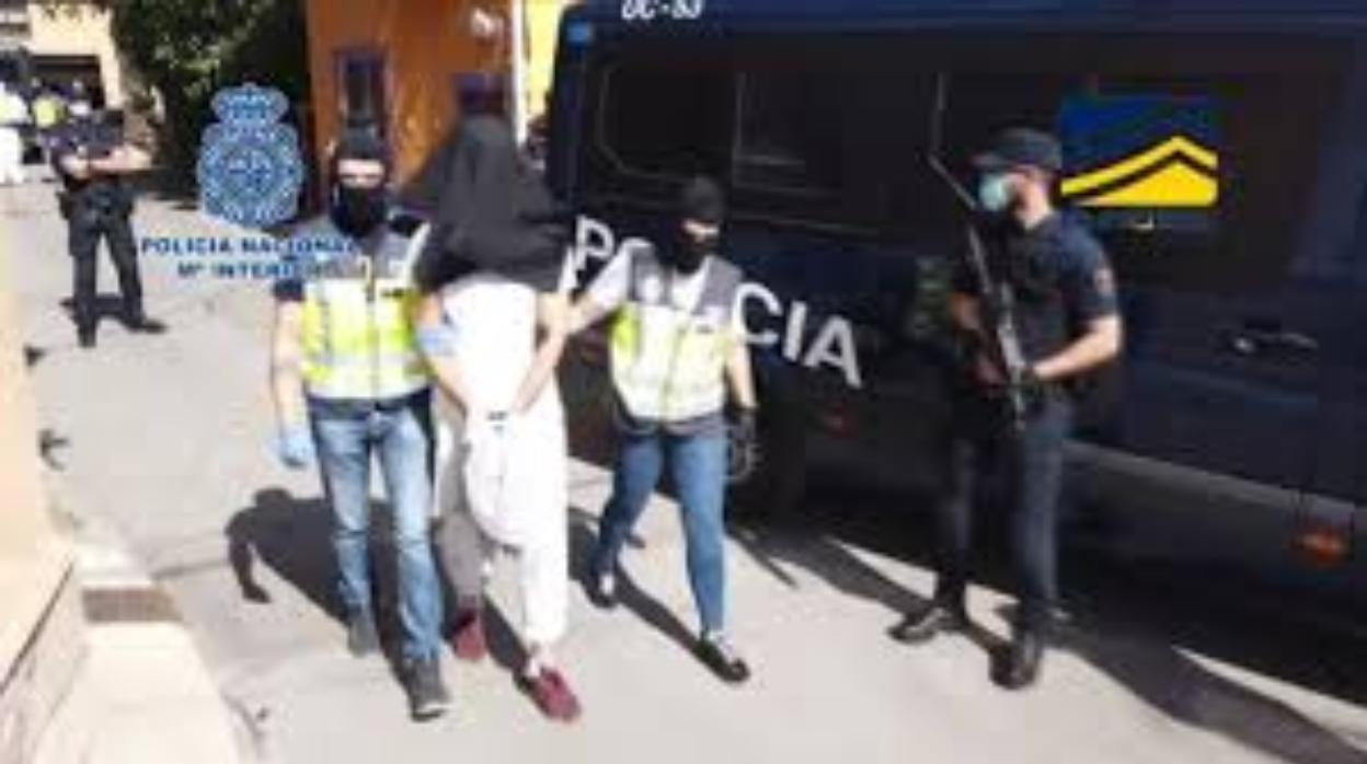 La Policía se lleva detenido al yihadista de su vivienda de Guadalix de la Sierra, en Madrid