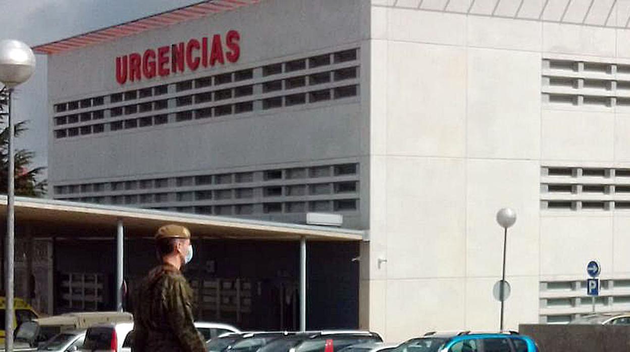 Un militar frente al Hospital de Soria en plena pandemia