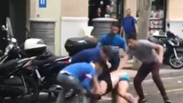 VÍDEO: Brutal asalto de cinco ladrones a un hombre que paseaba por el centro de Barcelona