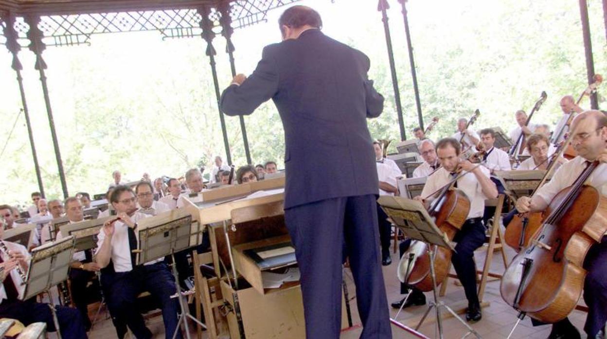 La Banda Sinfónica Municipal, en una imagen de archivo, tocando en el templete de la música de El Retiro