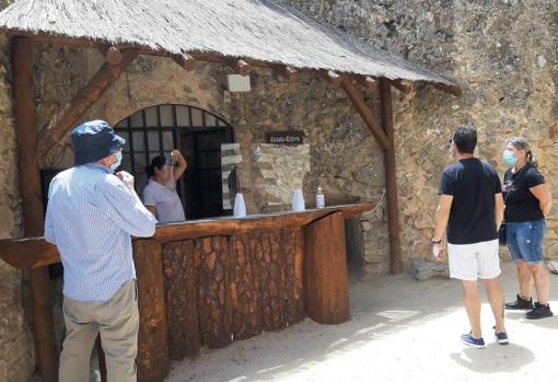 Turistas la entrada del castillo recibiendo información