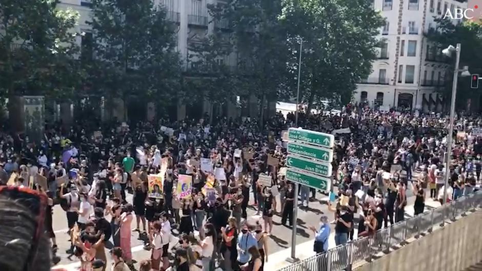 Más de 3.000 personas protestan por la muerte de Floyd frente a la embajada de EE.UU. en Madrid