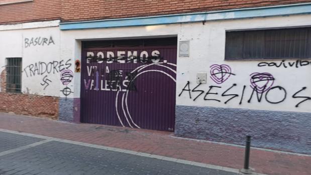 Atacan la sede de Podemos en Vallecas con esvásticas y palabras de «terroristas» y «traidores»