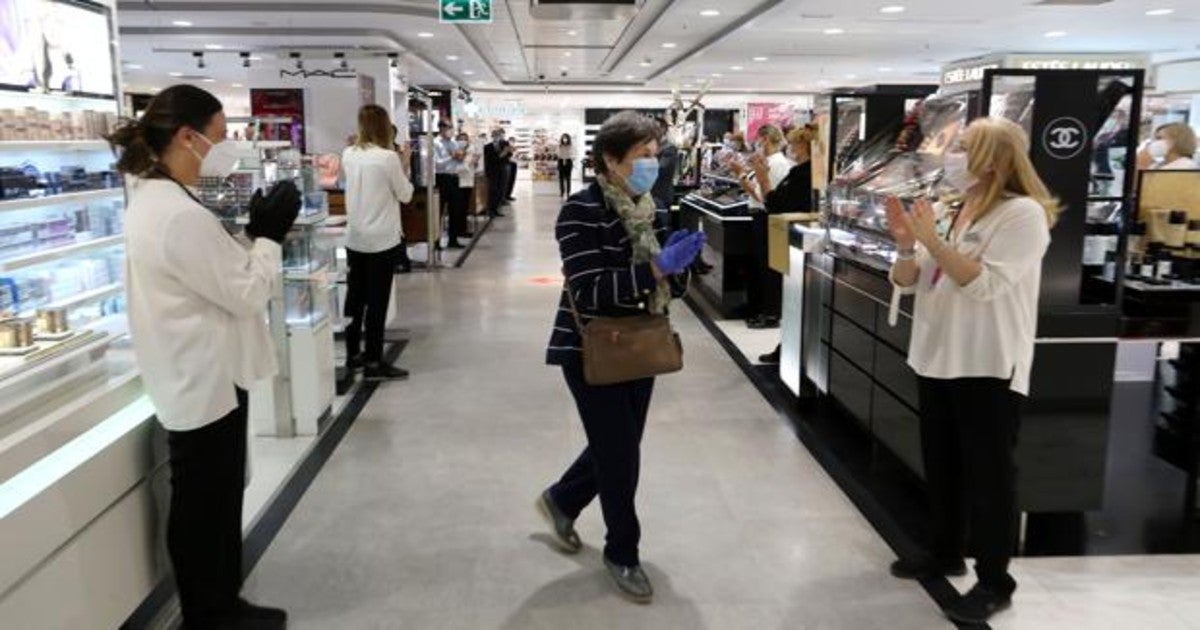 Primeros clientes que accecen a un centro comercial en Valladolid, que hoy a estrenado la fase 2