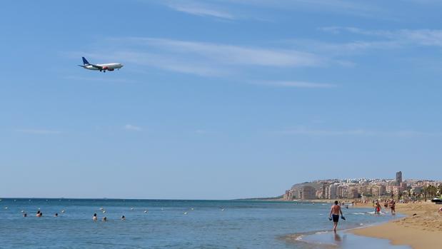 Alicante fase 2: la playa de Urbanova pasa del estruendo de cientos de vuelos diarios a uno por hora