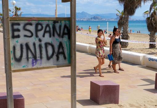 Varias mujeres paseando por el litoral alicantino