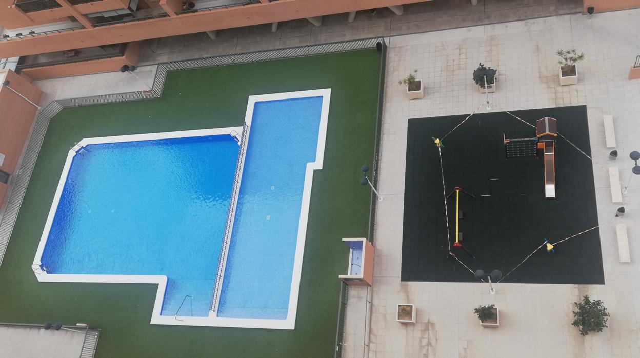 Imagen tomada en una piscina de una comunidad de vecinos de la localidad valenciana de Alboraya