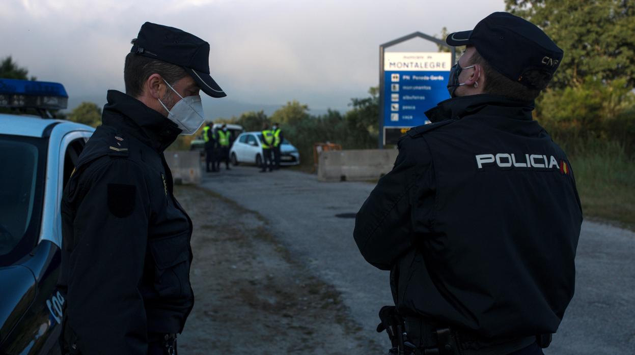 Econtrol de acceso de la Policía Nacional y la Guarda Nacional Republicana en la frontera hispano-lusa en Calvos de Randín (Orense)