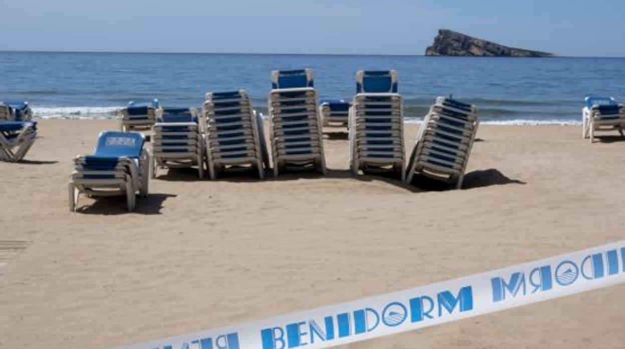 Hamacas en la playa de Levante de Benidorm