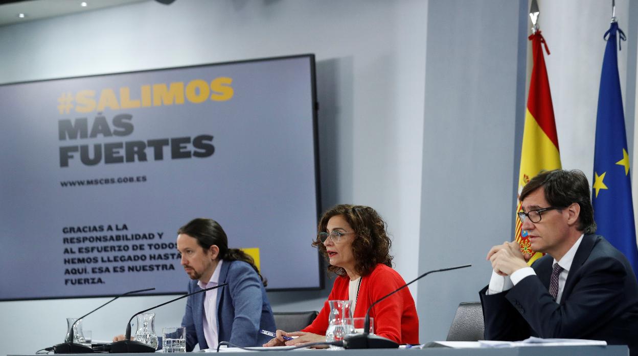 La portavoz del Gobierno, María Jesús Montero; el vicepresidente tercero del Ejecutivo, Pablo Iglesias (i), y el ministro de Sanidad, Salvador Illa, durante la rueda de prensa posterior a la reunión del Consejo de Ministros