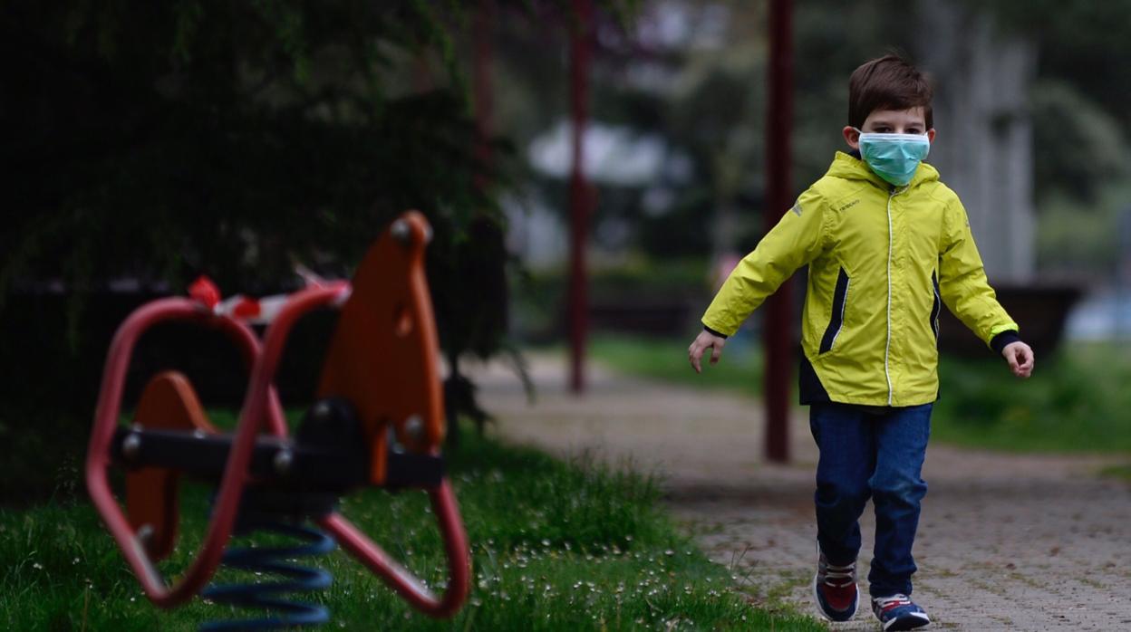 Un niño juega durante la desescalada