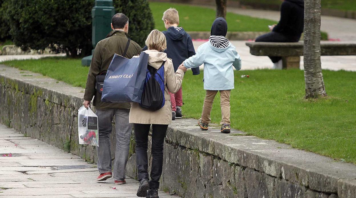 Una pareja con sus hijos, en una imagen de archivo