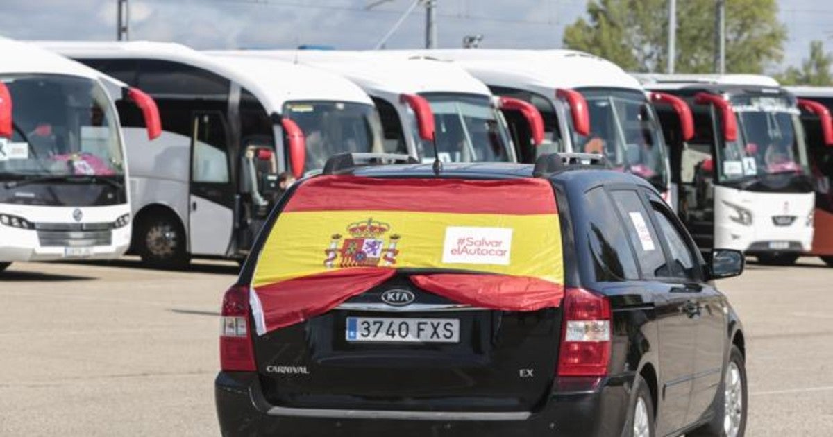 Profesionales del sector del transporte discrecional y de viajeros se han manifestado por las calles de León