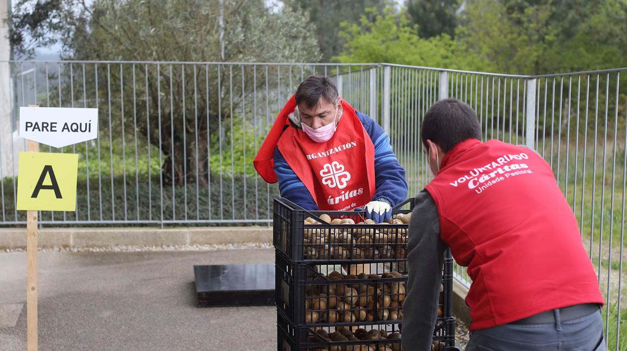 Voluntarios de Cáritas repartiendo alimentos durante la pandemia