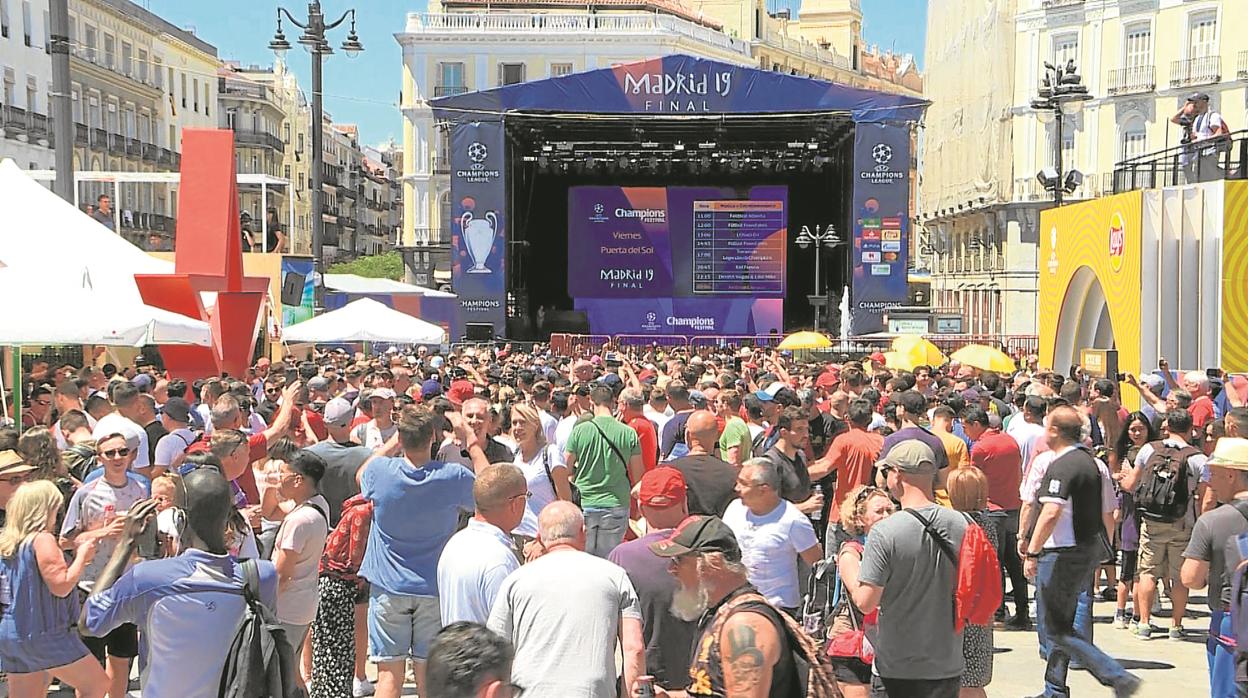 Cientos de aficionados en la Puerta del Sol, el año pasado, en una de las carpas de la final de la Champions