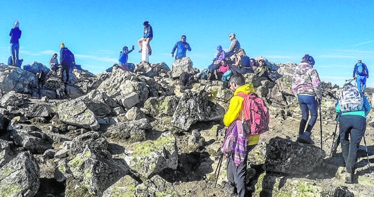 Senderistas en La Maliciosa, en una imagen de archivo