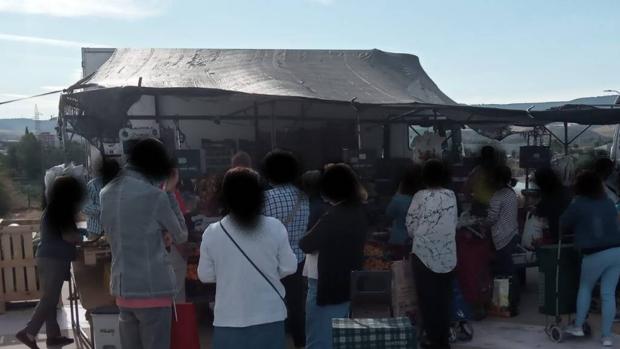 Las imágenes de la gente agolpada en el mercadillo de Azuqueca que indignan a IU