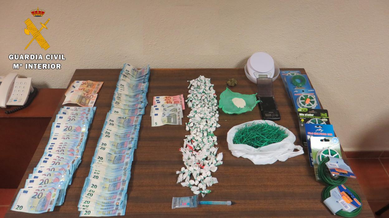 Dinero y dosis de cocaína dispuestas para su venta intervenidas por la Guardia Civil