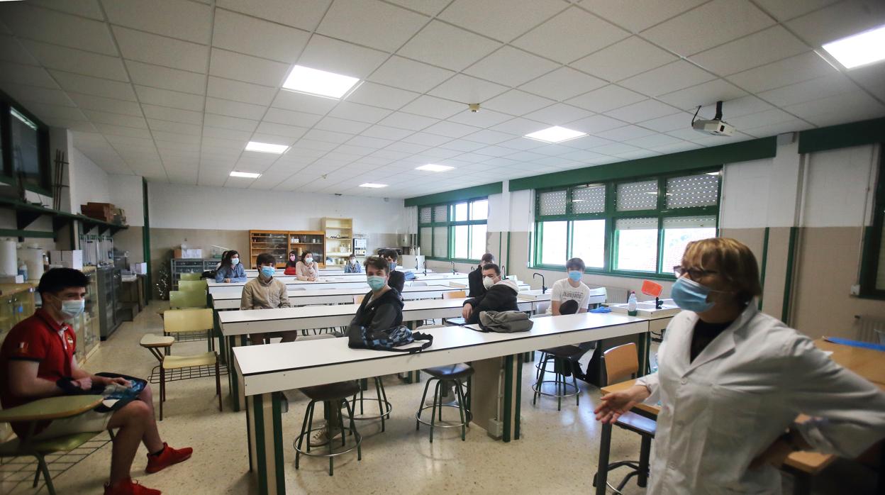 Alumnos de Bachillerato, en la vuelta a las clases para preparar la ABAU