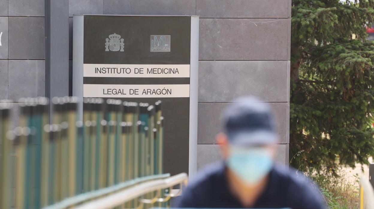 Los cuerpos fueron trasladados al instituto de Medicina Legal de Aragón para practicarles la autopsia