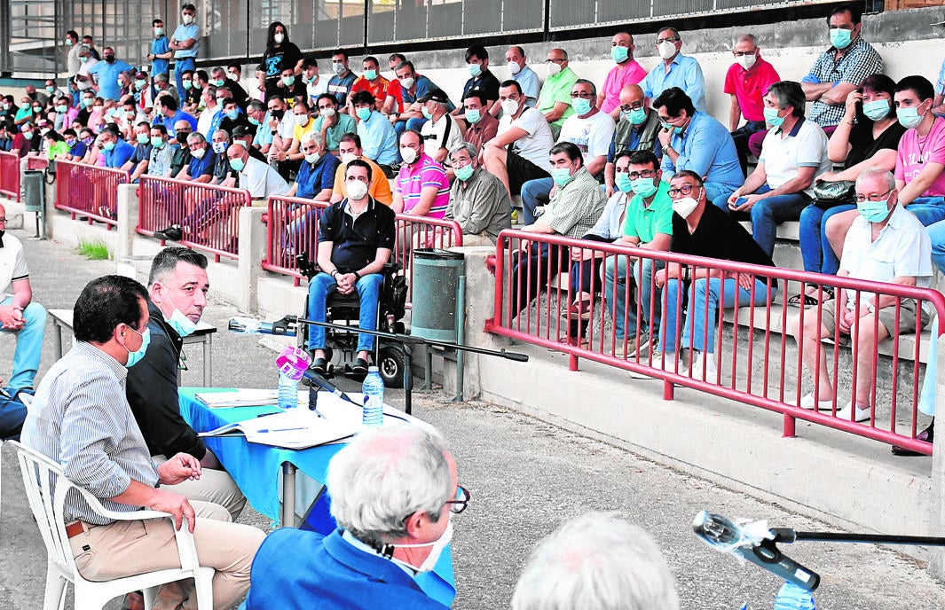 Imagen de la asamblea extraordinaria del CF Talavera, celebrada en las pistas anexas al estadio municipal «El Prado»