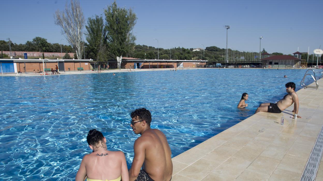 Usuarios en una piscina pública, en una foto de archivo