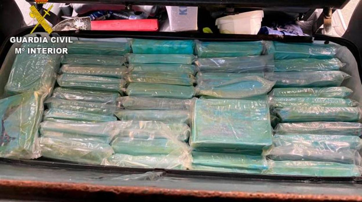 Cocaína transportada en el deoble fondo del vehículo