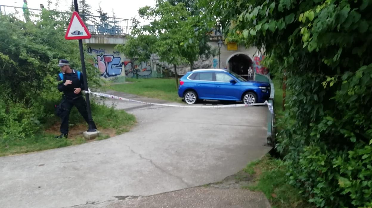 Imagen del coche caído al Paseo del Arga en Burlada en el lugar precintado por Policía Municiipal.