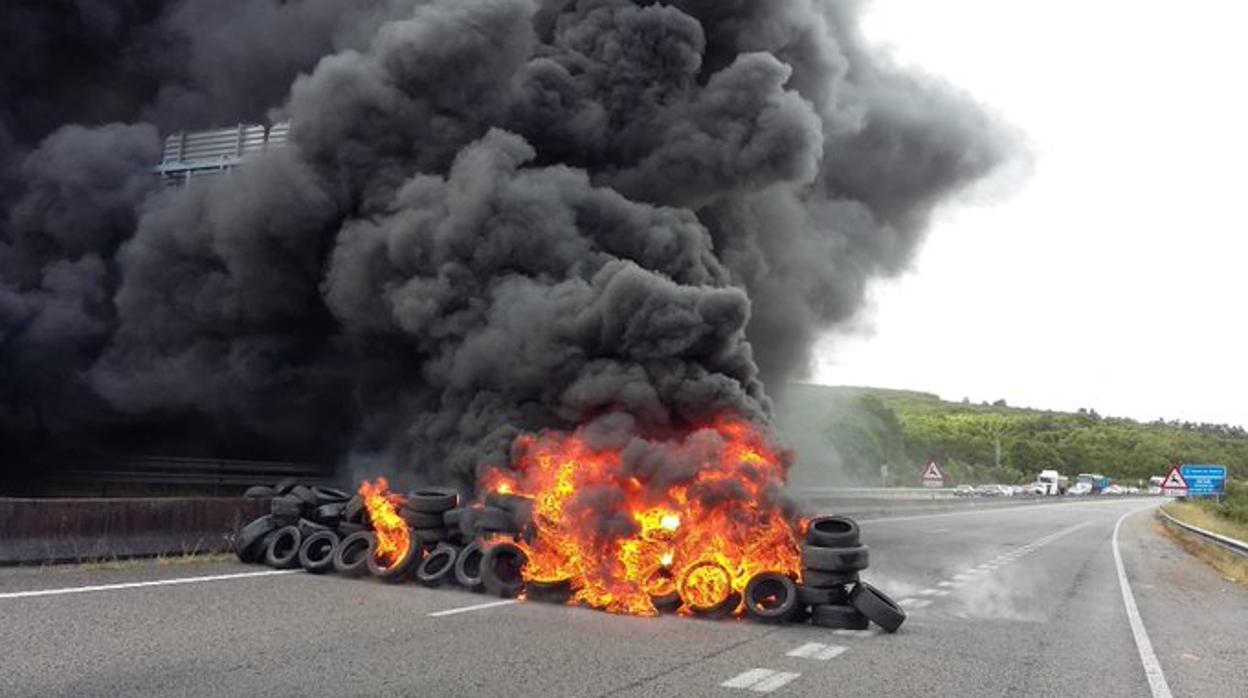 Los trabajadores han bloqueado el tráfico mediante la quema de neumáticos en un tramo de la autopista AG-64, entre Villalba y Ferrol