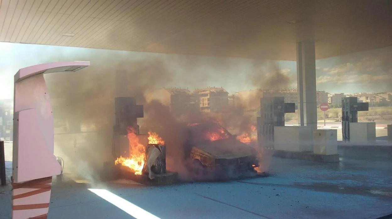 El coche incendiado en la gasolinera
