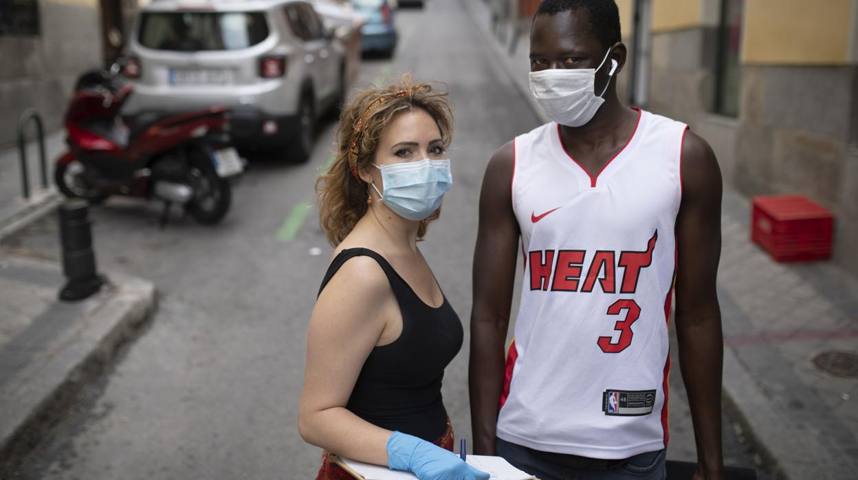 Una voluntaria y una beneficiaria, en Lavapiés