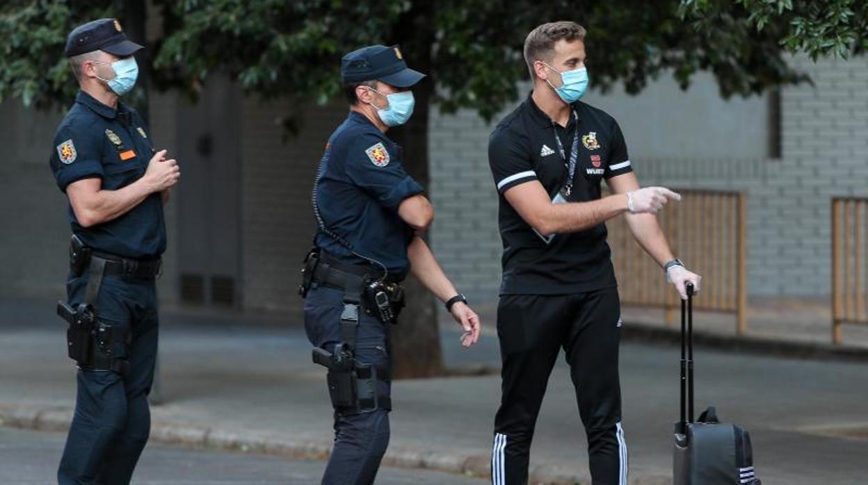 Policías con mascarillas, este sábado en Valencia