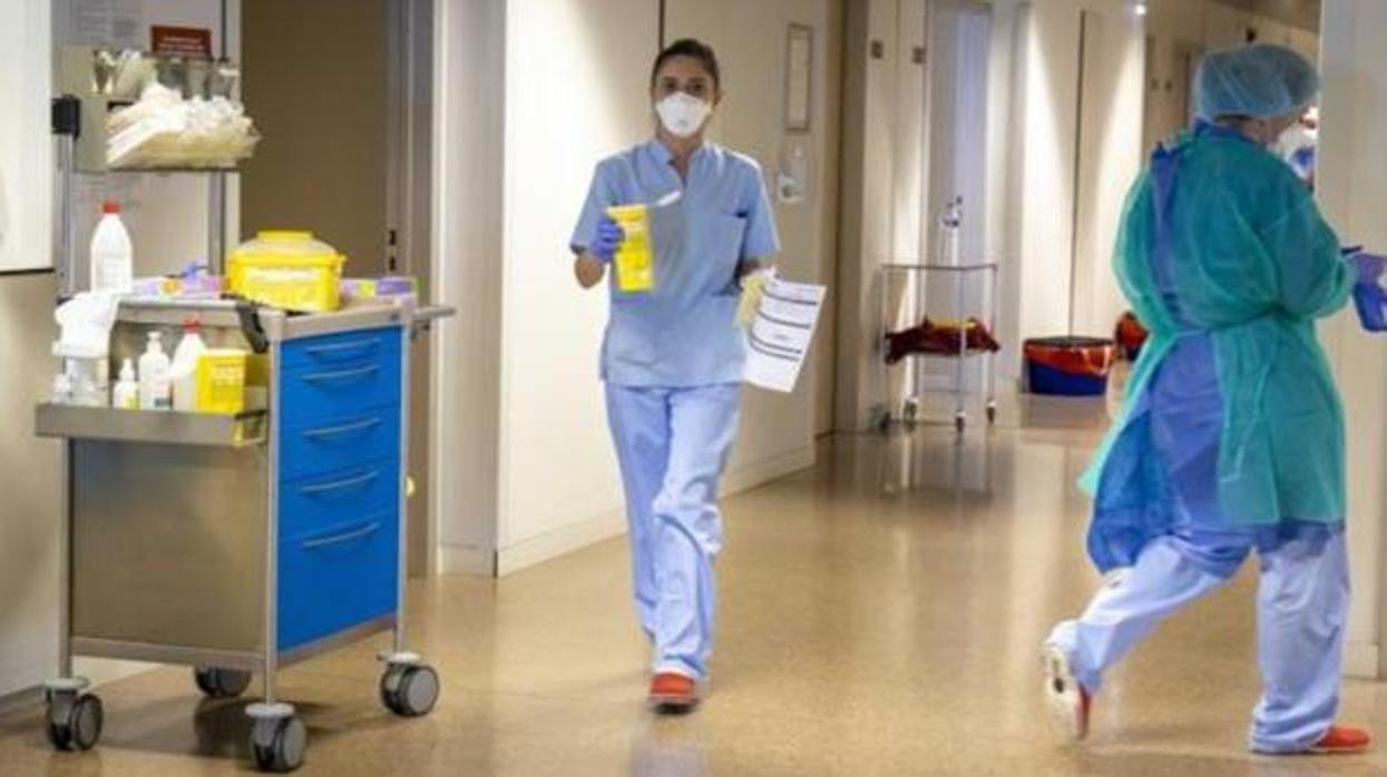 Profesionales sanitarios trabajando en uno de los hospitales de Castilla-La Mancha