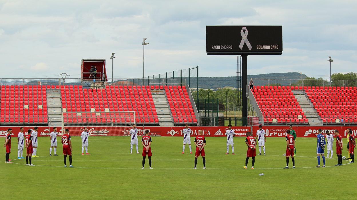 Minuto de silencio antes del inicio del partido entre Mirandés y Numancia