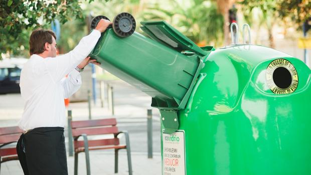 Castilla y León aprueba en el reciclado de vidrio pero suspende en papel y envases de plástico