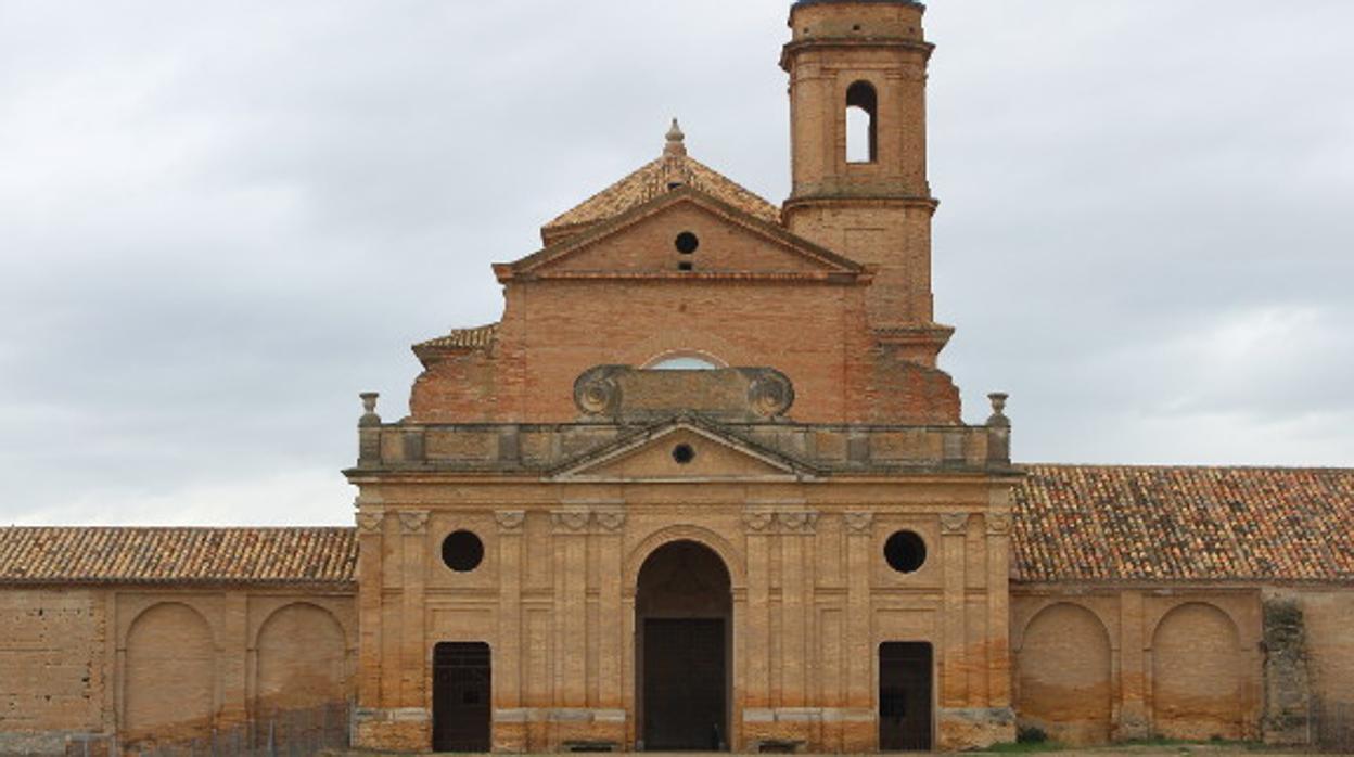 Fachada de la histórica Cartuja de Las Fuentes, en la comarca oscense de los Monegros