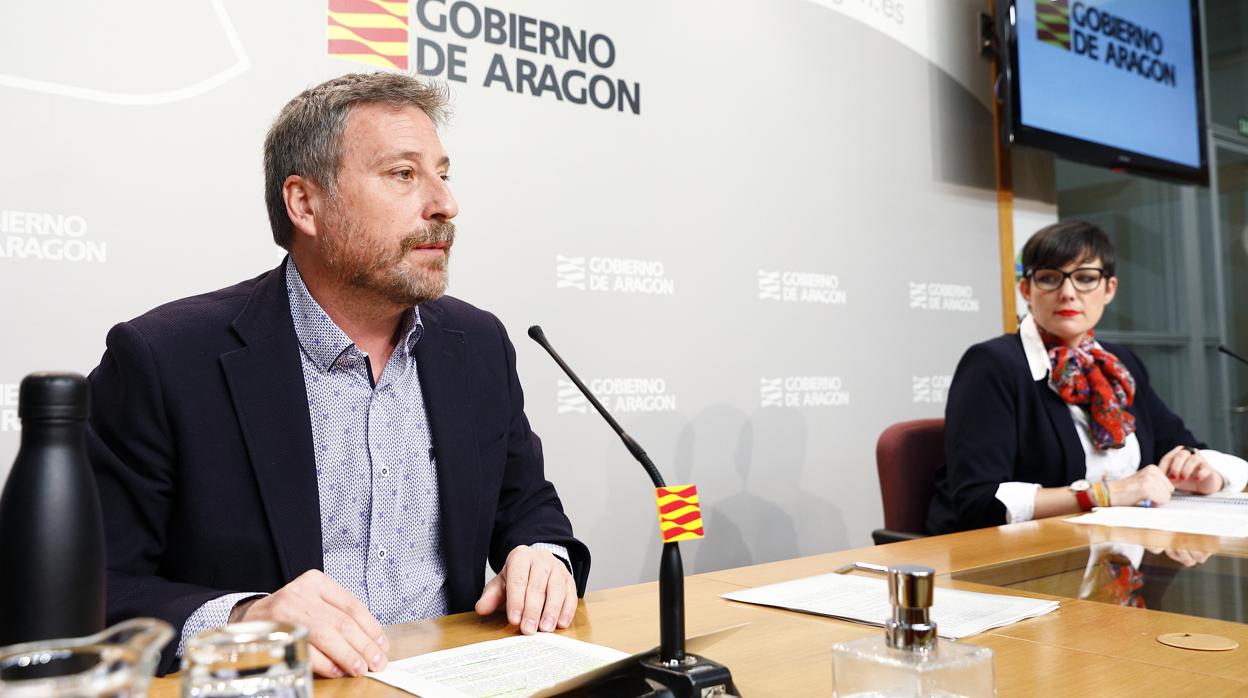 El consejero de Vivienda del Gobierno aragonés, José Luis Soro, durante la rueda de prensa que ha ofrecido con la directora general Verónica Villagrasa