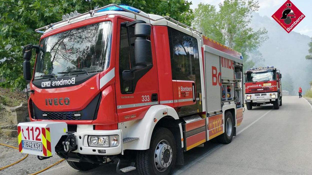 Efectivos de Bomberos en na intervención en otro incendio, este lunes